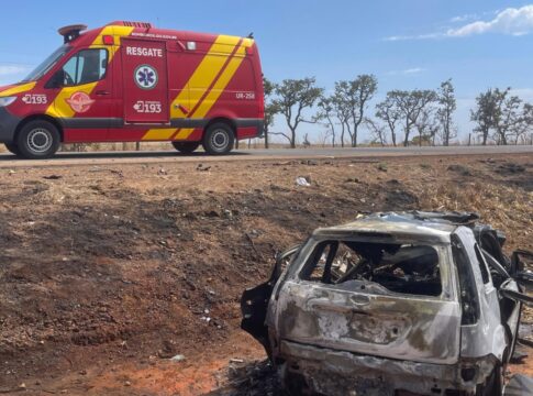 carro-bate-em-carreta-de-tomates-e-pega-fogo;-duas-pessoas-morreram