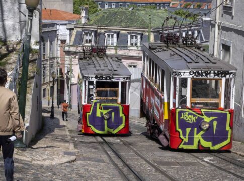 acidente-com-bondinho-em-lisboa-deixa-15-mortos