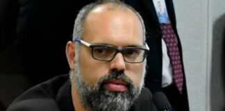 allan-dos-santos-participa-de-vigilia-bolsonarista-e-agradece-a-frei-gilson