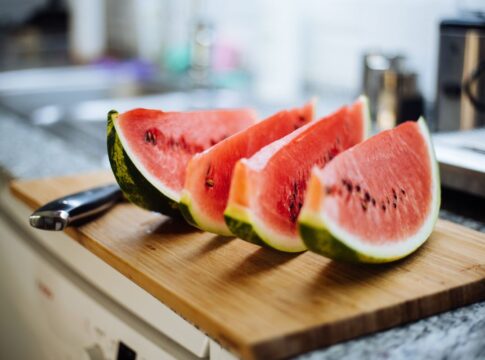 melancia:-veja-4-beneficios-para-a-saude-de-incluir-a-fruta-na-dieta