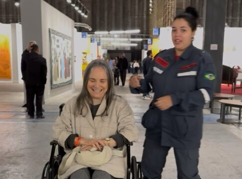regina-duarte-surpreende-ao-aparecer-em-cadeira-de-rodas:-“sofrendo”