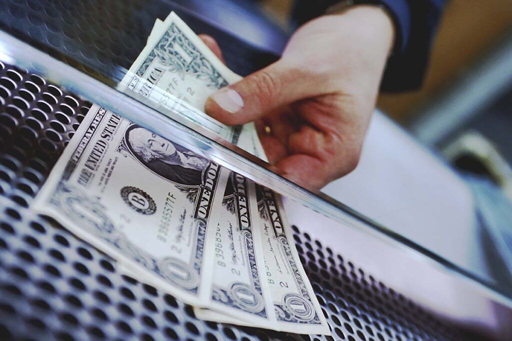 dolar-oscila-com-novos-dados-de-emprego-nos-eua-e-tarifaco-no-radar