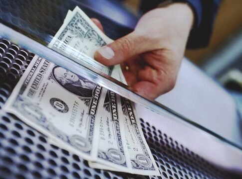dolar-oscila-com-novos-dados-de-emprego-nos-eua-e-tarifaco-no-radar