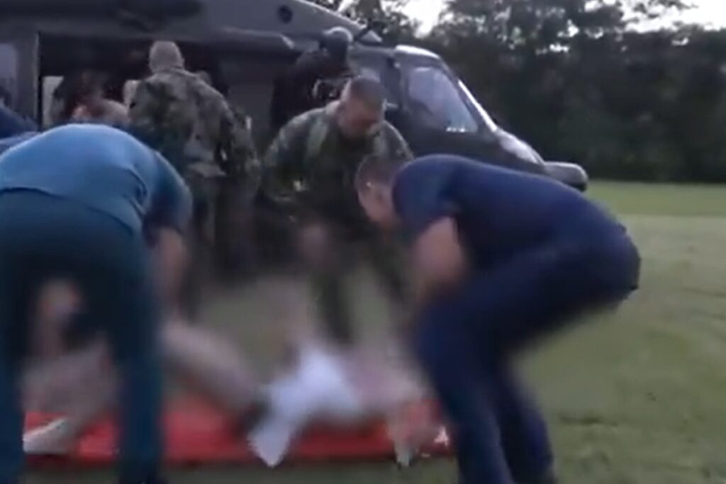soldados-da-colombia-sao-atacados-com-gasolina-e-fogo-durante-operacao