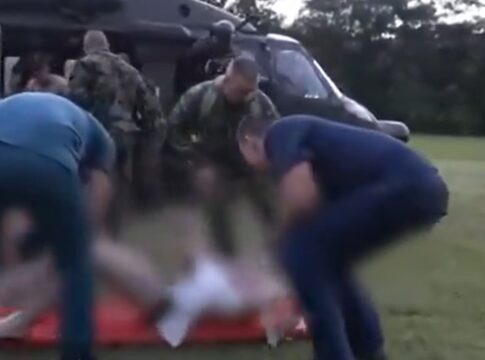 soldados-da-colombia-sao-atacados-com-gasolina-e-fogo-durante-operacao