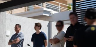 vigiado-por-policiais,-bolsonaro-aparece-no-jardim-junto-a-jair-renan