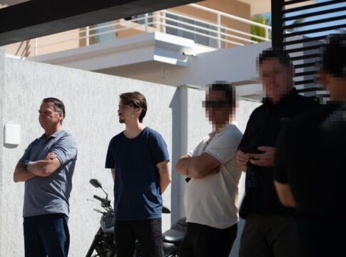 vigiado-por-policiais,-bolsonaro-aparece-no-jardim-junto-a-jair-renan