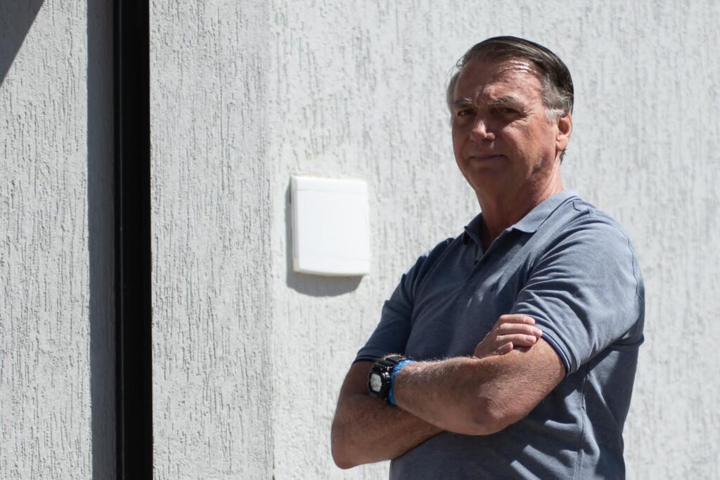em-meio-a-julgamento,-bolsonaro-completa-1-mes-preso-em-casa