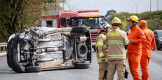 capotamento-deixa-feridos-e-trava-transito-no-eixao-sul