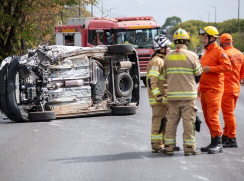 capotamento-deixa-feridos-e-trava-transito-no-eixao-sul