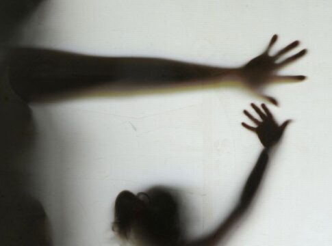 fora-da-escola-e-sem-vacinas,-crianca-de-6-anos-e-resgatada-de-carcere