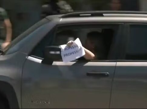 com-medo-de-tiro,-mulher-exibe-cartaz-de-“professora”-em-acao-policial