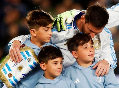 eliminatorias:-messi-se-emociona-em-ultimo-jogo-em-casa-pela-argentina