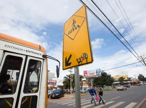 menina-e-atropelada-por-onibus-escolar-no-df,-e-e-intubada-em-hospital