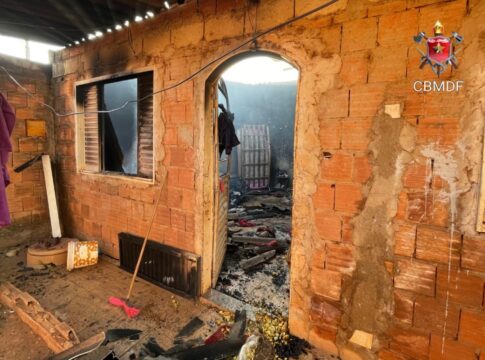 video:-casa-fica-totalmente-destruida-por-incendio-em-ceilandia