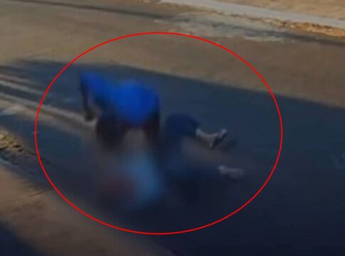 video:-homem-de-70-anos-leva-varios-socos-enquanto-caminha-com-o-neto