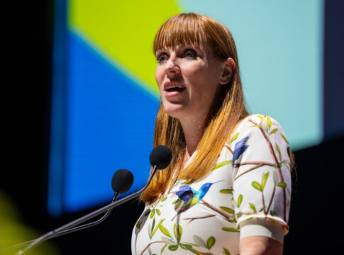vice-primeira-ministra-britanica-renuncia-apos-escandalo-de-sonegacao