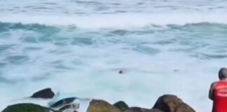 video:-jet-ski-vira-ao-ser-atingido-por-ondas-e-casal-cai-no-mar-no-rj