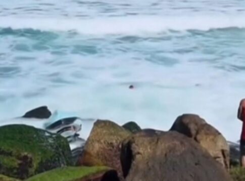 video:-jet-ski-vira-ao-ser-atingido-por-ondas-e-casal-cai-no-mar-no-rj