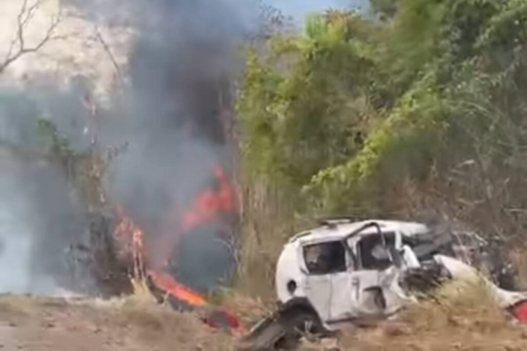 video:-caminhao-bate-em-carro-na-br-040,-pega-fogo,-e-mulher-morre