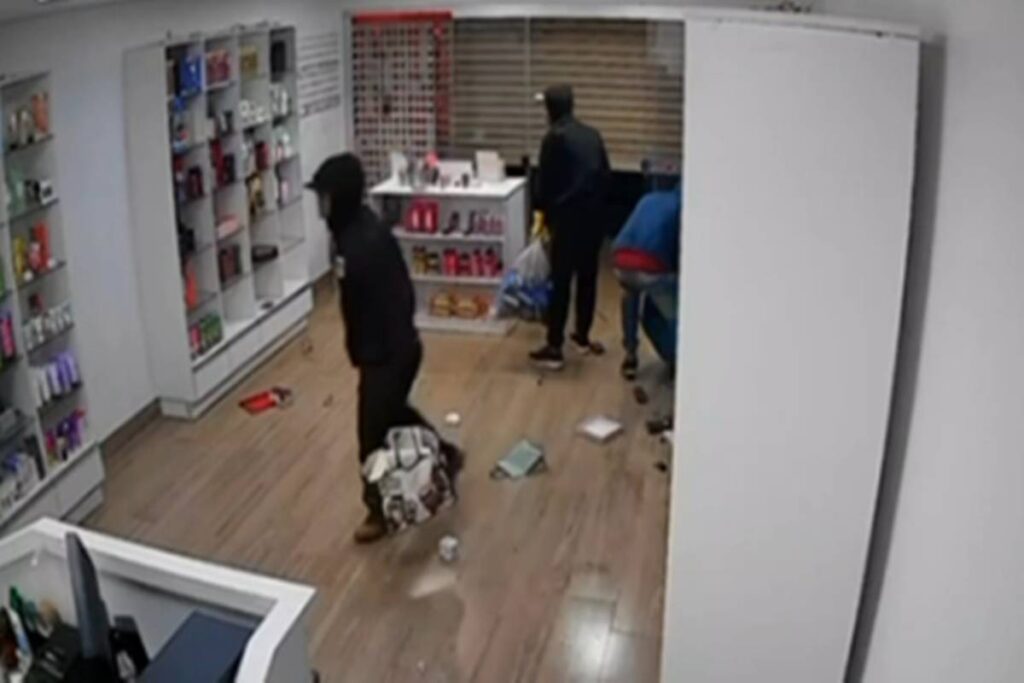 furto-relampago:-em-3-minutos,-bandidos-levam-r$-40-mil-em-cosmeticos