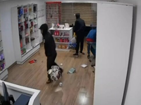 furto-relampago:-em-3-minutos,-bandidos-levam-r$-40-mil-em-cosmeticos