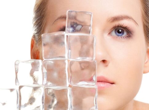 riscos-a-pele:-dermatologista-revela-quem-nao-deve-usar-gelo-no-skincare