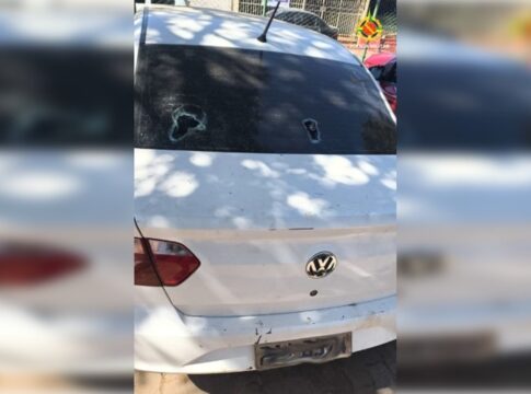 idoso-surta-e-quebra-carros-apos-nao-conseguir-atendimento-em-ubs