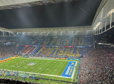 hino-emocionante-e-gringo-fazendo-aposta:-o-pre-jogo-da-nfl-em-sp