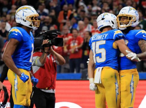 nfl:-los-angeles-chargers-vencem-chiefs-em-jogo-disputado-no-brasil