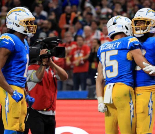 nfl:-los-angeles-chargers-vencem-chiefs-em-jogo-disputado-no-brasil