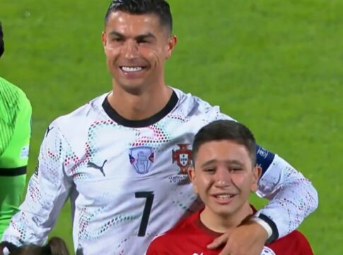 video:-crianca-chora-ao-entrar-em-campo-com-cristiano-ronaldo
