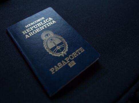 “falha-invisivel”:-erro-em-consulado-invalida-passaportes-argentinos