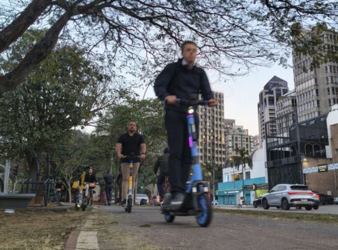 de-cachorro-no-sling-a-passeio-de-casal:-patinetes-viram-febre-em-sp
