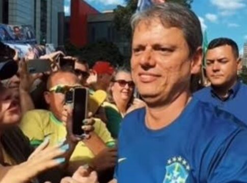 por-apoio-de-bolsonaro,-tarcisio-arrisca-e-abraca-bandeira-da-anistia
