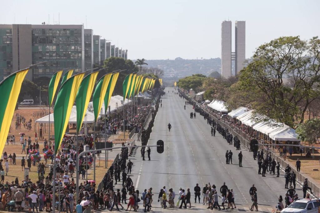 arquibancadas-do-7-de-setembro-lotam-1-hora-antes-do-desfile