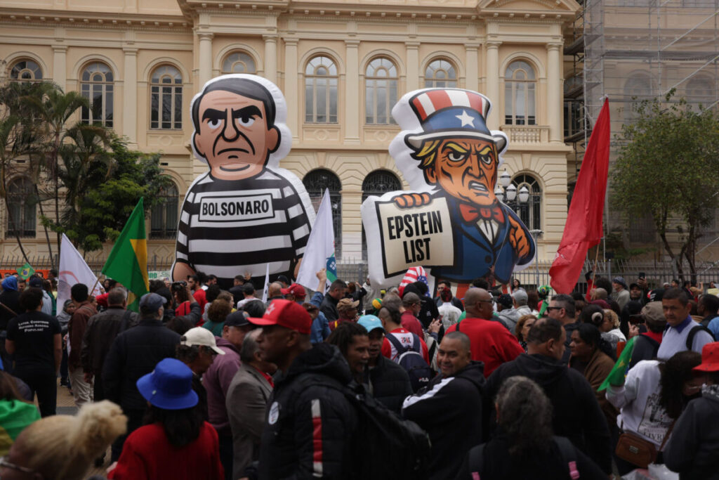 manifestantes-de-esquerda-miram-bolsonaro-e-trump-em-ato-no-centro-de-sp