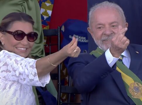 video:-lula-ganha-coracao-coreano-em-7-de-setembro-e-janja-explica-gesto