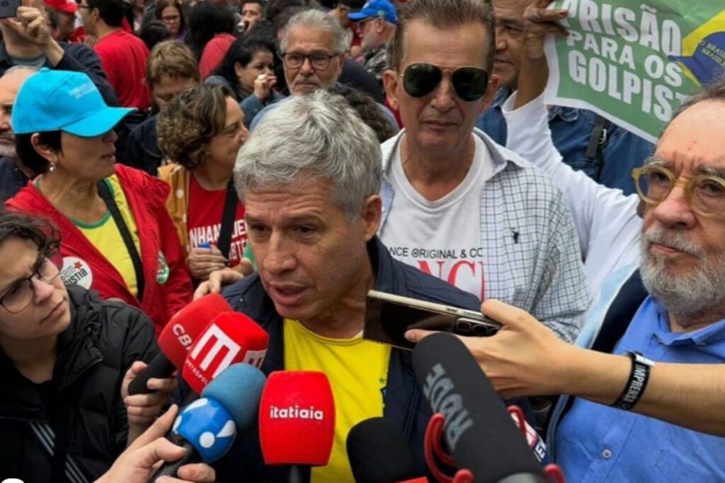 em-sp,-ministro-de-lula-usa-camisa-da-selecao-e-chama-bolsonaro-de-“meliante”