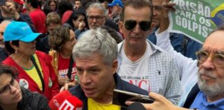 em-sp,-ministro-de-lula-usa-camisa-da-selecao-e-chama-bolsonaro-de-“meliante”