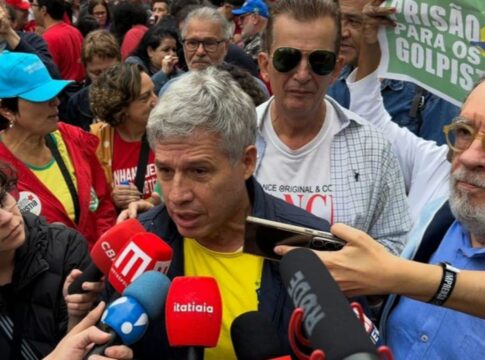 em-sp,-ministro-de-lula-usa-camisa-da-selecao-e-chama-bolsonaro-de-“meliante”