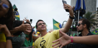 flavio-bolsonaro-diz-que-stf-entregara-“cabeca”-de-moraes-na-bandeja