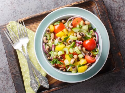 salada-de-feijao-fradinho-com-queijo-coalho-e-receita-pratica-para-a-semana