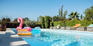 video:-cena-inesperada-na-piscina-deixa-casal-em-choque-e-viraliza