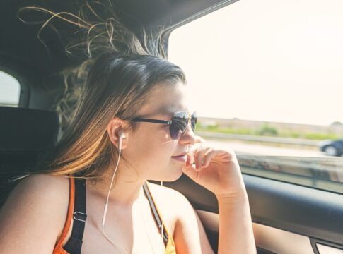 um-tipo-de-musica-pode-aliviar-o-enjoo-durante-viagens-de-carro