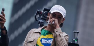 michelle-chora-na-paulista-e-diz-que-bolsonaro-esta-“amordacado-em-casa”