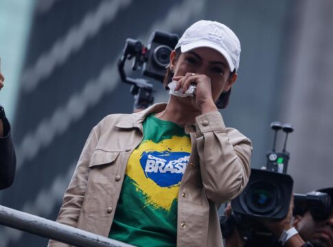 michelle-chora-na-paulista-e-diz-que-bolsonaro-esta-“amordacado-em-casa”