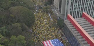 bolsonaristas-levam-bandeira-gigante-dos-eua-a-paulista