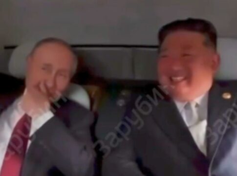 entre-risos,-putin-e-kim-jong-un-conversam-em-passeio-de-limusine