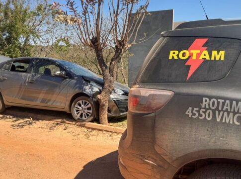 video:-dupla-rouba-carro-de-mulher-em-frente-a-casa-no-df